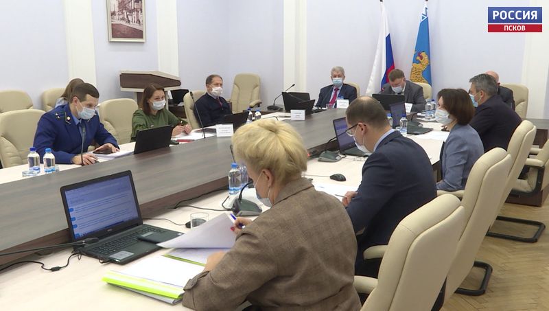 Псковские парламентарии приняли изменения в закон об увеличении налога для торговых объектов площадью более 1000 кв.метров