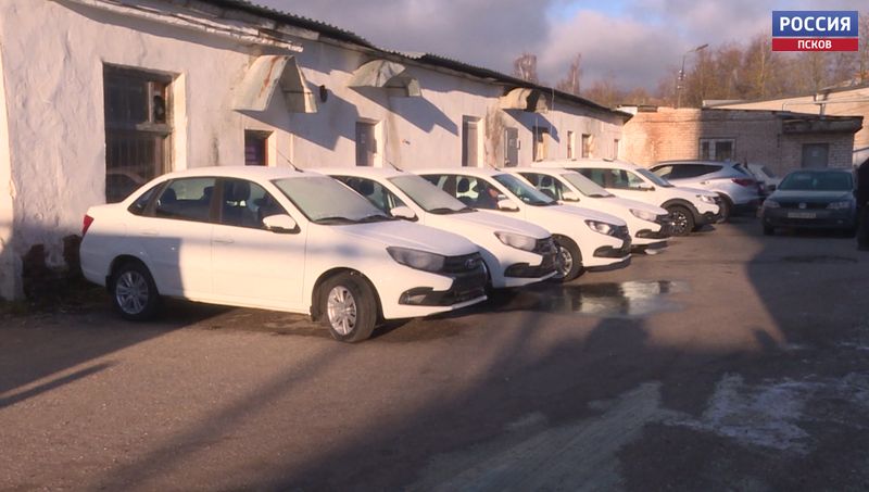 54 новых автомобиля получили медучреждения Псковской области