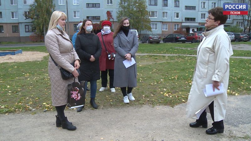 Депутат десятого округа города Пскова обсудила с жителями объекты, которые в первую очередь нуждаются в ремонте