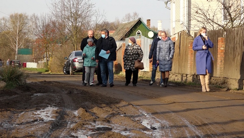 Активисты Общероссийского Народного Фронта настаивают на ремонте грунтовой дороги в Великих Луках