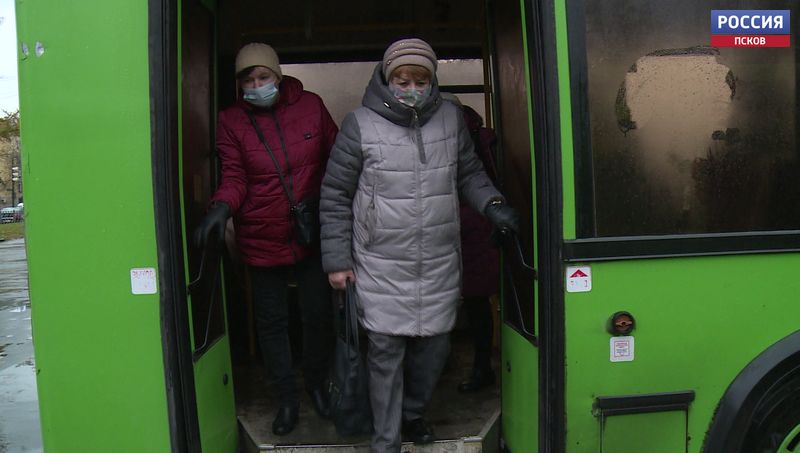Сотрудники транспортного комитета проверили соблюдение псковичами масочного режима на автовокзале