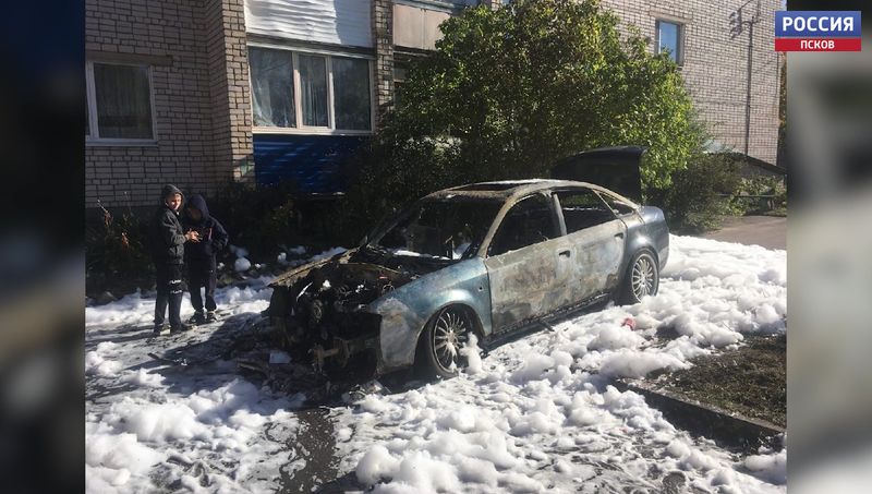 Автомобиль «Audi» загорелся в деревне Переслегино Великолукского района