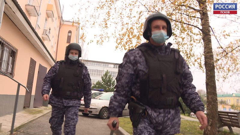 Предотвратить, убедить и обезвредить: как в Пскове работают сотрудники вневедомственной охраны?