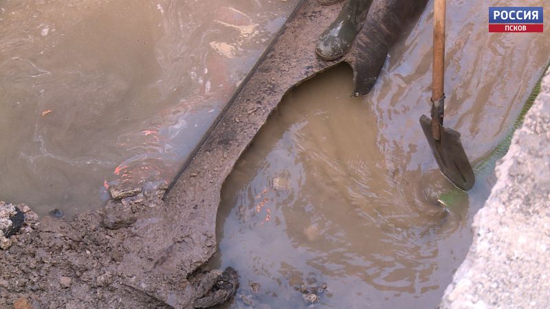 В Пскове устраняют последствия прорыва водопроводной трубы на Горького