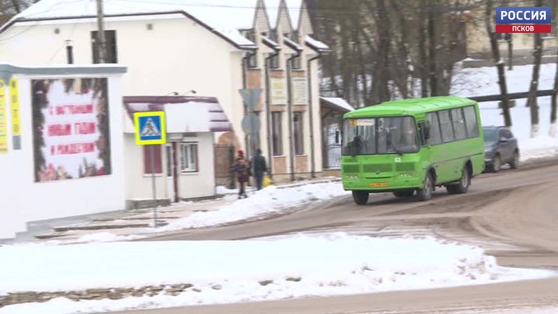 В Островском районе начали работу четыре новых автобуса 
