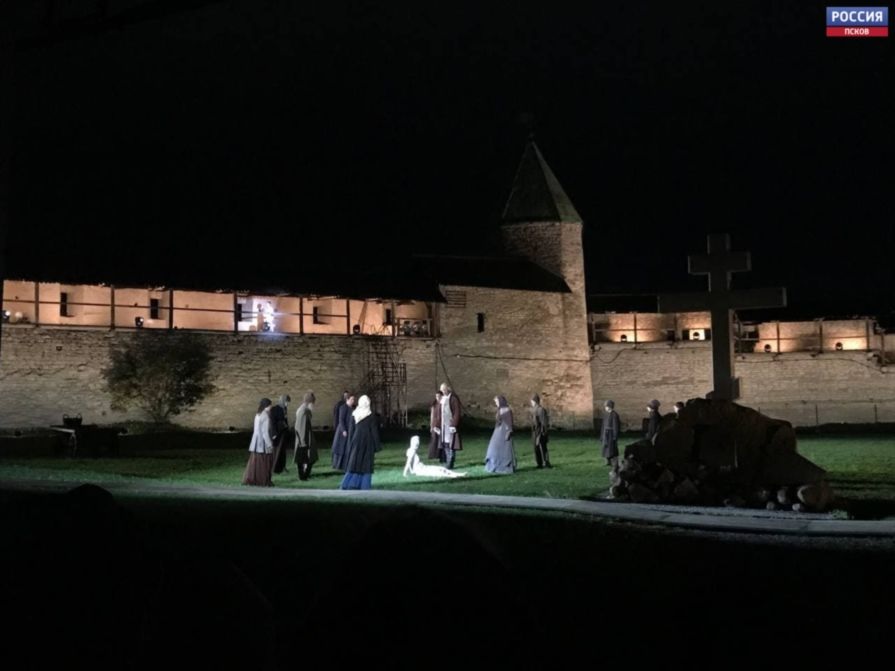 В Псковском Кремле спектаклем Александринского театра открылся Пушкинский театральный фестиваль. Прямое включение