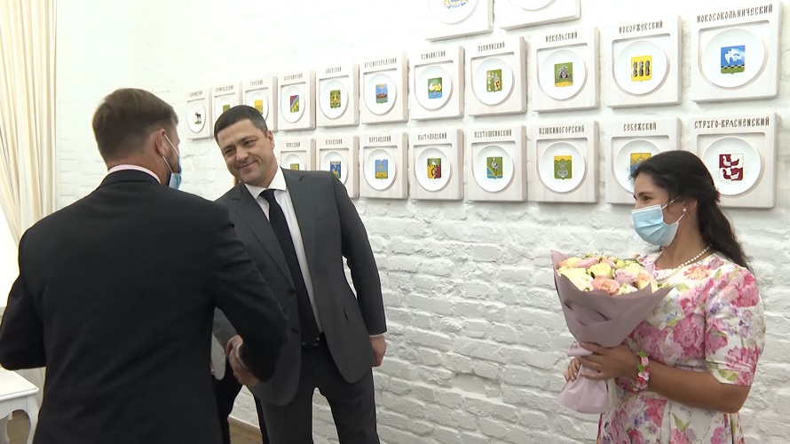 Михаил Ведерников вручил сертификаты на покупку жилья победителям конкурса «Многодетная семья года»
