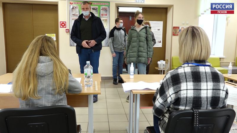 Александр Козловский вместе с семьей пришел на выборы