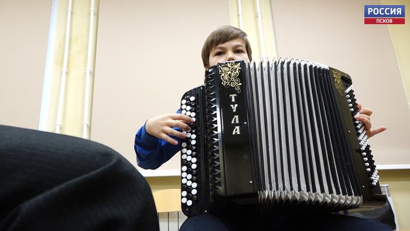 Благодаря проекту «Есть идея!» школа искусств в Себеже приобрела два баяна 