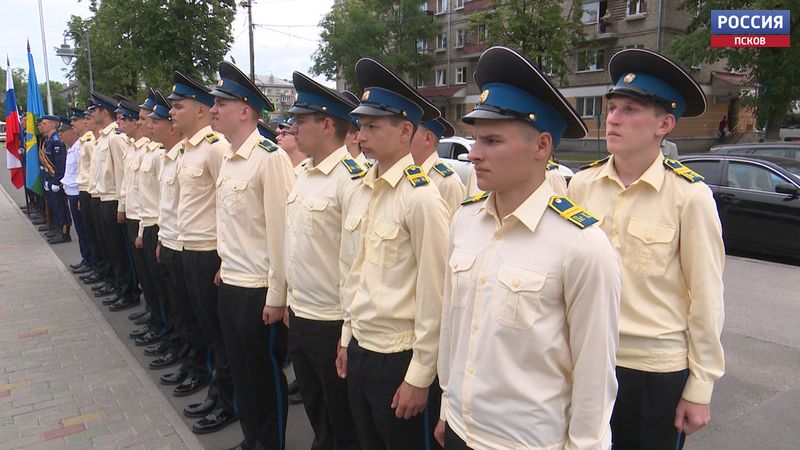 Спустя 100 лет новый выпуск. Псковским кадетам вручили аттестаты