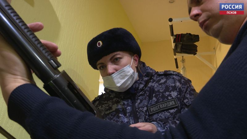 Росгвардия проверяет, как псковичи соблюдают правила хранения оружия 