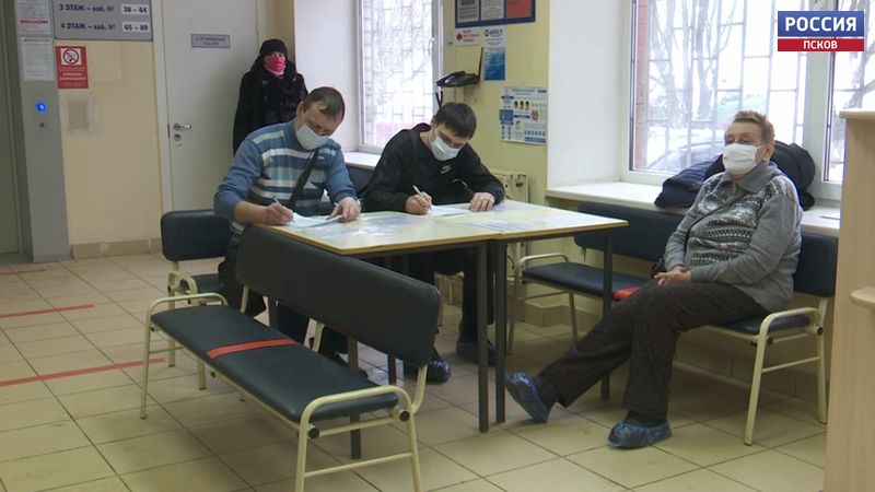 Из-за чего псковичам приходится вставать в лист ожидания на прививку от covid-19?