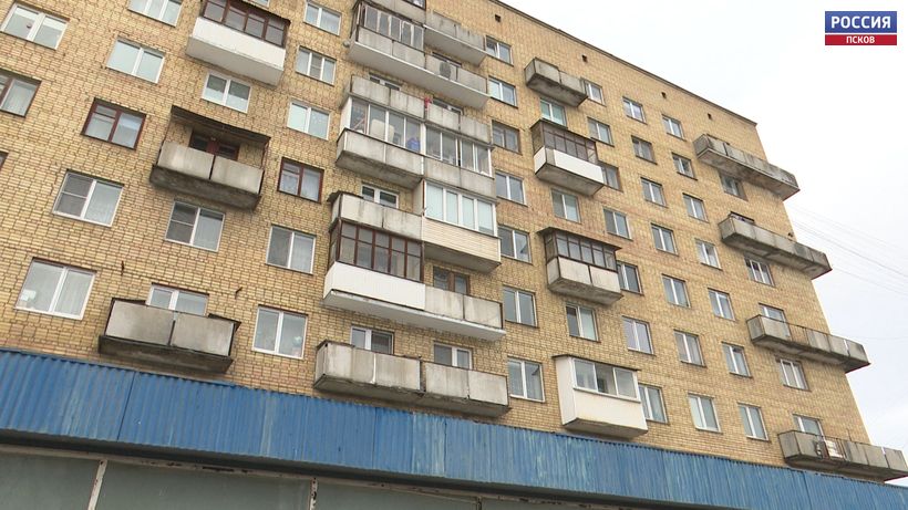 Жители домов №31 и №49 на Рижском проспекте в Пскове не выходят на балконы. Почему?