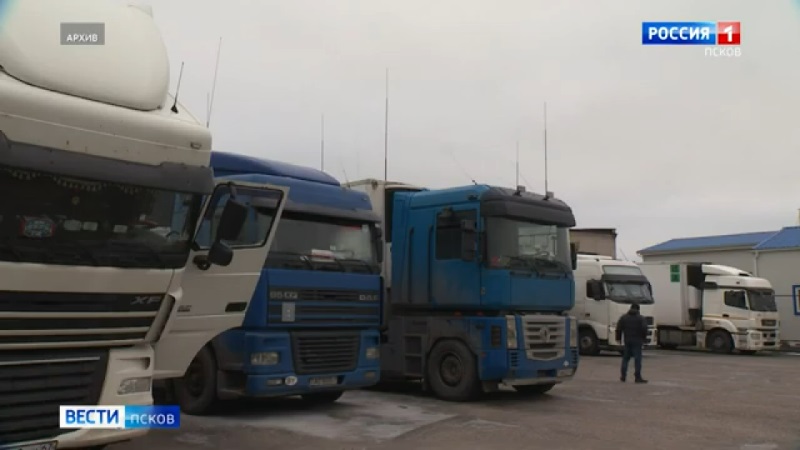 В Пыталовском районе на пункте пропуска километровые очереди из большегрузов