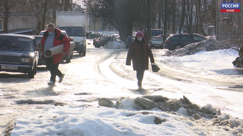 На дорогах - колея, на тротуарах – каток. Псковские коммунальщики не справляются с наледью