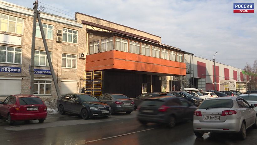 Владельцы магазинов и торговых комплексов на Завеличье снимают вывески