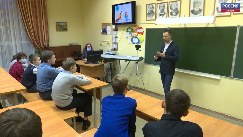 Сергей Елизаров провел в псковском лицее «Развитие» 25 экологических уроков