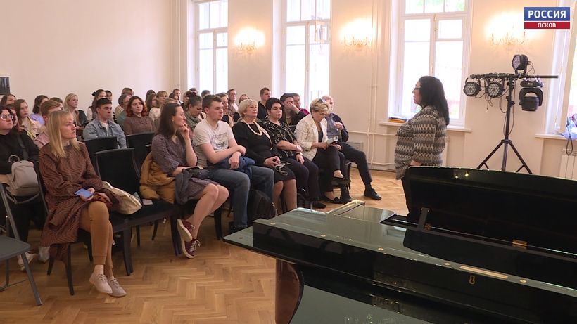 В Пскове стартовал первый фестиваль-конкурс чтецов «Живой как жизнь»