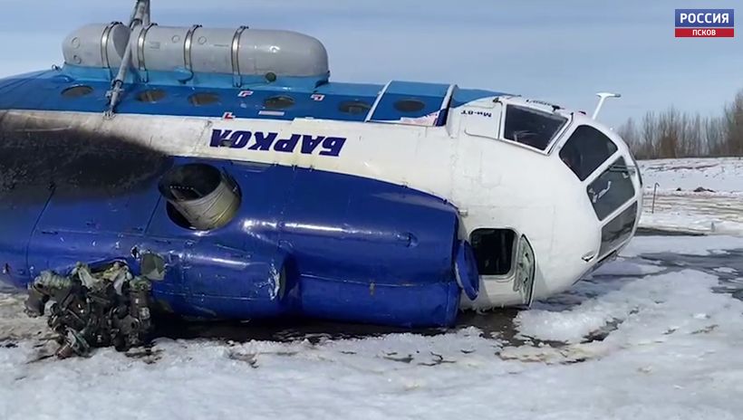 Частный вертолет МИ-8 сегодня опрокинулся под Великими Луками при посадке