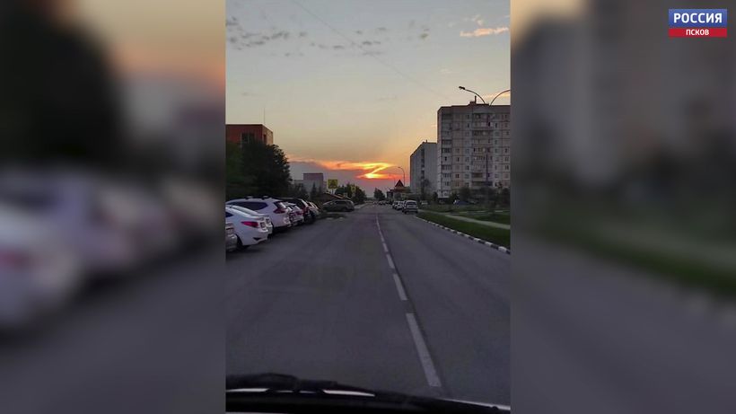 Группа 76-й дивизии в Пскове поделилась необычным закатом в форме буквы Z