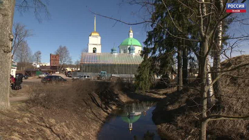 В любимом храме Сето - церкви Варвары Великомученицы в Печорах - реставраторы протезируют наиболее разрушенные участки