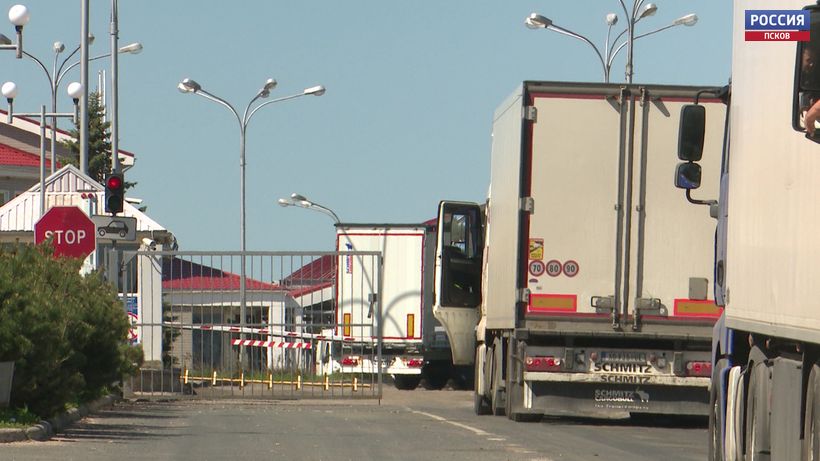 600 фур в обе стороны. Очереди на границе не становятся меньше