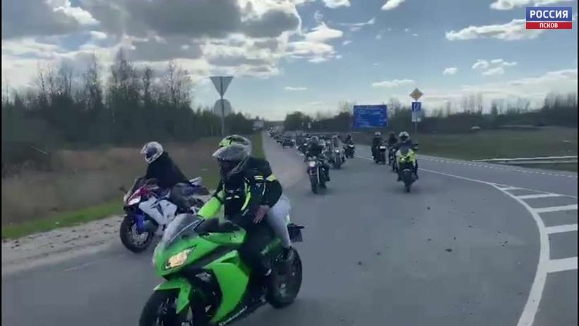 400 байкеров в сопровождении сотрудников ДПС открыли мотосезон в Пскове