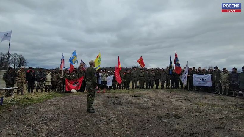 Поисковики обнаружили в Новосокольническом районе захоронение с останками 55-ти красноармейцев