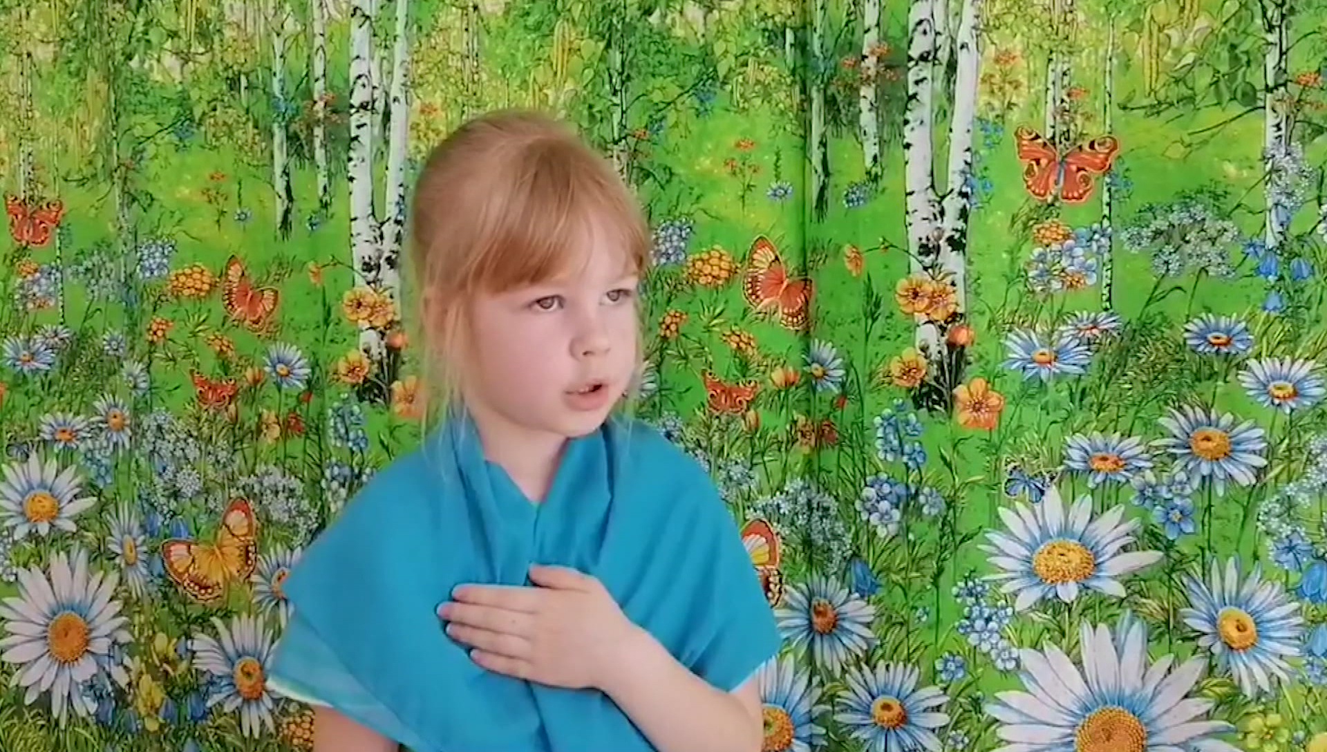 Дошколята Екатерина Петрова, Ярослава Данильченко и Арина Анисимов читают патриотические произведения