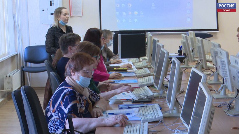 Псковские пенсионеры знакомятся с компьютером и глобальной сетью. Как проходят занятия?