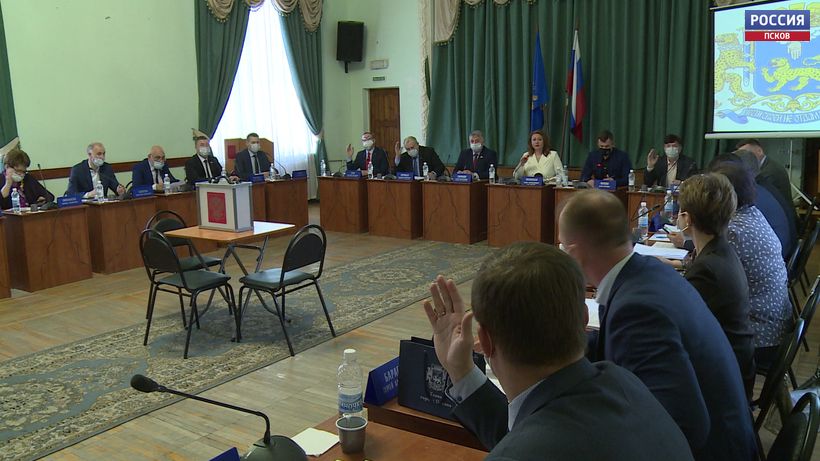 Сегодня на внеочередной сессии Гордумы Елена Полонская сложила полномочия главы Пскова 