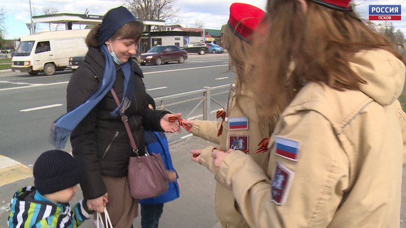 В этом году акция по раздаче Георгиевской ленточки в Пскове носит особый характер