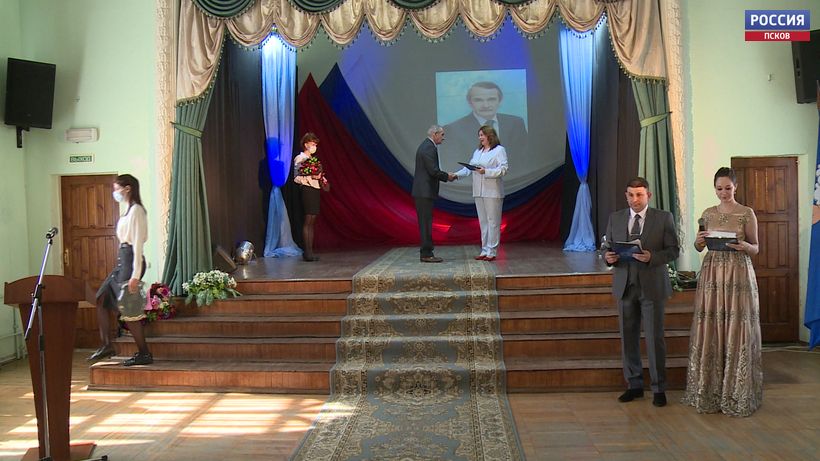 Елена Полонская вручила отличившимся псковичам медали за заслуги перед областной столицей