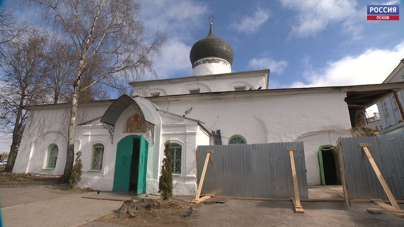 Гордость Пскова. В церкви Архангела Михаила 14 века спасают кровлю