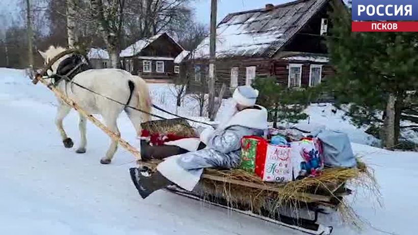 В Дедовичском районе Дед Мороз дарит подарки одиноким старикам и детям 