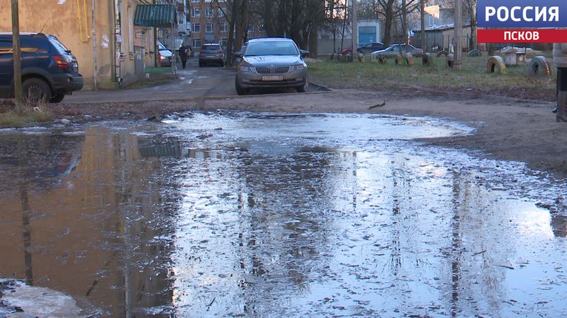Не выйти из дома даже в сапогах. Жильцы дома в центре Пскова жалуются на огромную лужу у подъезда