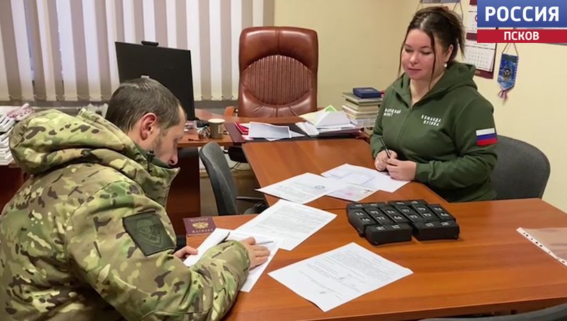 Набор батарей для квадрокоптера передали бойцам на СВО псковские активисты "Народного фронта"