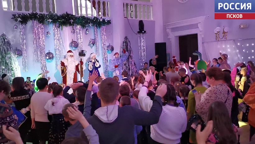  Больше 400 детей пригласили на главную елку Детского фонда