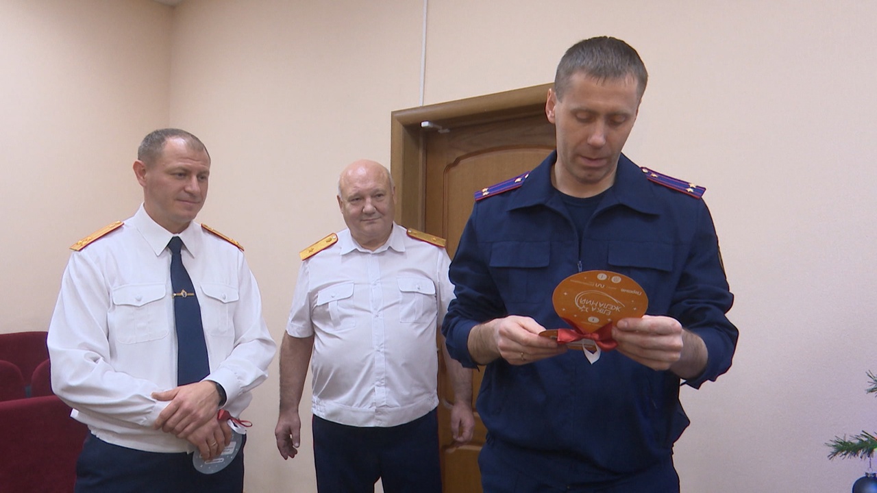 Сотрудники Следственного комитета исполнят новогодние желания маленьких псковичей, оказавшихся в трудной жизненной ситуации