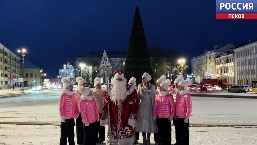 Новогодние красавицы зажигаются огнями в городах Псковской области
