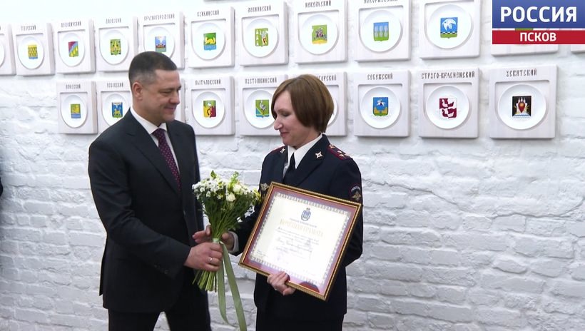 Первые нагрудные знаки к званию "Заслуженный юрист Псковской области" вручил губернатор Михаил Ведерников