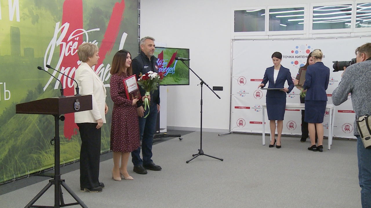 Собрали сотни тонн гуманитарной помощи. В Пскове вручили нагрудные знаки "Народный фронт. Все для Победы"