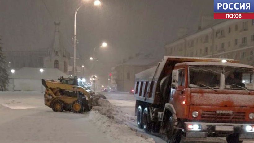 С ночи в Пскове продолжается уборка дорог и тротуаров