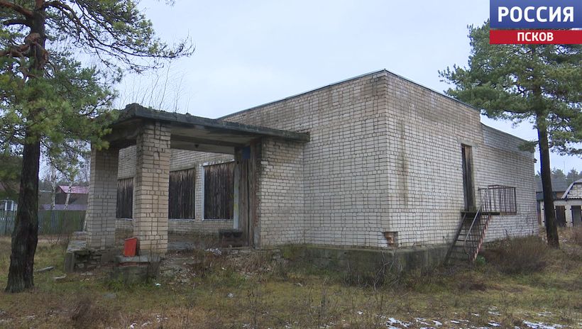 Праздники и общие собрания приходится проводить на улице. Жители Подборовья-3 нуждаются в ремонте Дома культуры