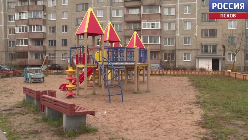 В одном из дворов на улице Белорусской в Пыталово благоустроили общественное пространство