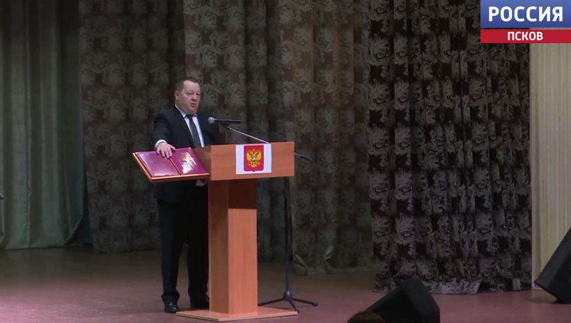 Сегодня в Порхове принес присягу глава муниципального округа Юрий Семенов