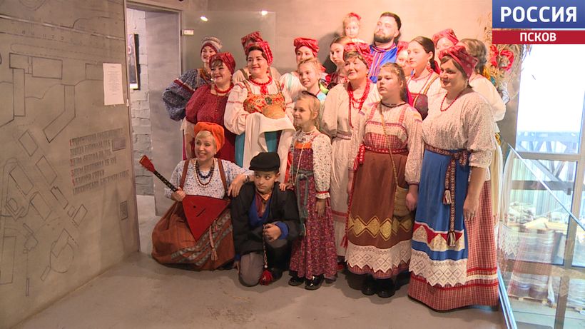 Каждый имеет свои уникальные детали. В красках увидели псковский национальный костюм