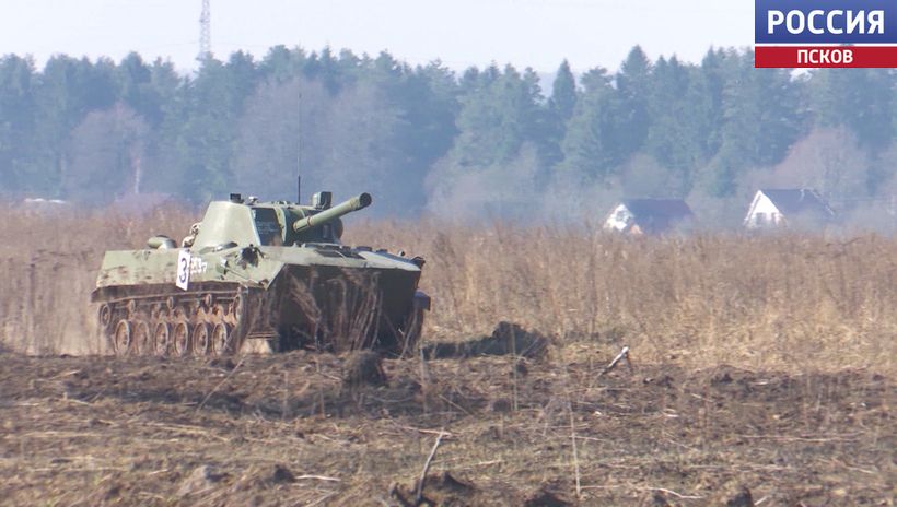 Находиться рядом опасно для жизни. В Пскове на полигоне "Завеличье" ежедневно проводят стрельбы