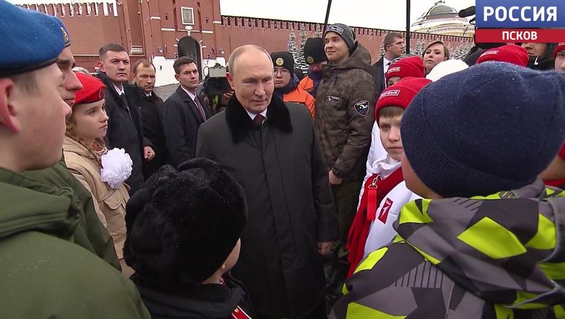 Запомнится на всю жизнь. Юные псковички рассказали о встрече с Владимиром Путиным на Красной площади