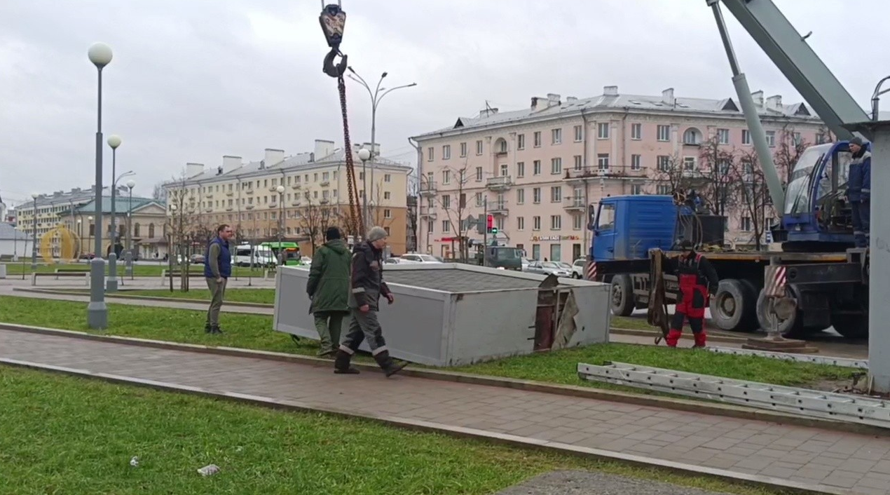 Сегодня на площади Ленина в Пскове демонтировали рекламный экран